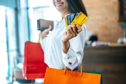mulher fazendo compras com cartões de crédito