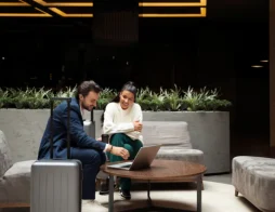 Casal em aeroporto usufruindo de milhas.