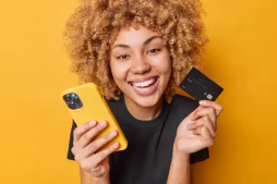 Jovem segurando o cartão InfinitePay.