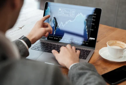 Homem de negócios investindo em bitcoins.