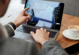 Homem observando melhores investimentos