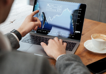 Homem observando melhores investimentos