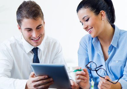 Pessoa analisando dados financeiros em tablet ao lado de consultor, representando avaliação de risco bancário e análise de comportamento financeiro pelo banco.